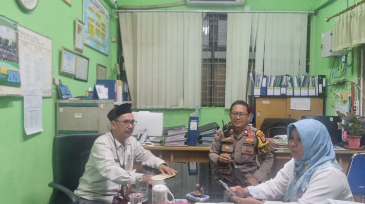 Perkuat Sinergi dengan Dunia Pendidikan, Bhabinkamtibmas Karet Tengsin Monitoring Lingkungan SMAN 35 Jakarta