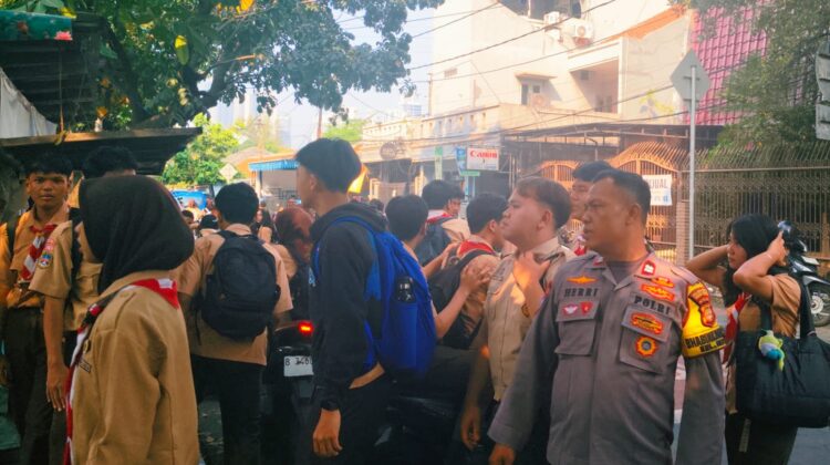 Polri Hadir di Lingkungan Sekolah, Bhabinkamtibmas Benhil Monitoring Kepulangan Pelajar SMKN 19 Jakarta