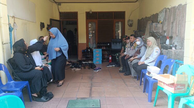 Tiga Pilar Dan Bhabinkamtibmas Takziah ke Rumah Duka Ketua LMK Gunung Sahari Utara