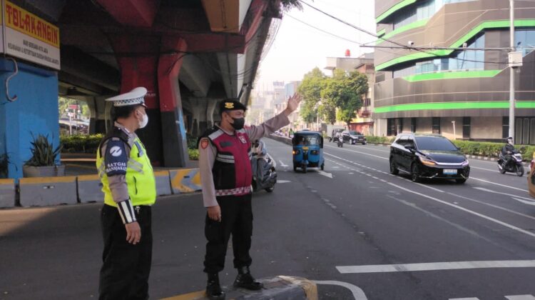 PERSONEL UNIT SAMAPTA POLSEK SENEN LAKSANAKAN PENGATURAN LALU LINTAS PAGI, ARUS KENDARAAN TERPANTAU RAMAI LANCAR
