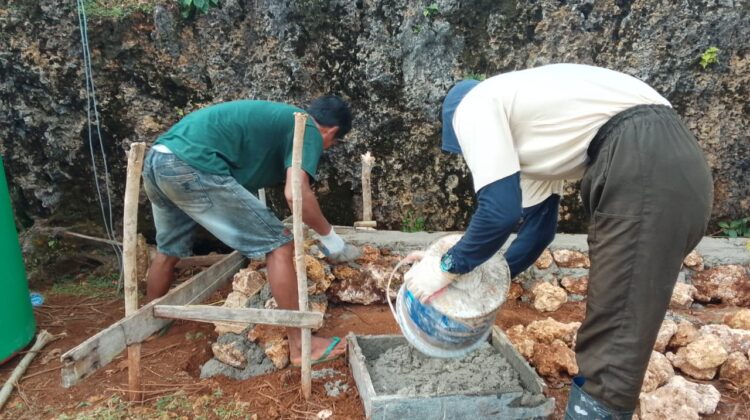 Satgas TMMD Bersama Warga Laksanakan Pengecoran Dudukan Tandon Air di Masjid Desa Polewali