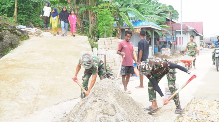 Di Bawah Terik Matahari, Satgas TMMD Ke-129 Tetap Genjot Pembangunan Rabat Beton di Desa Polewali