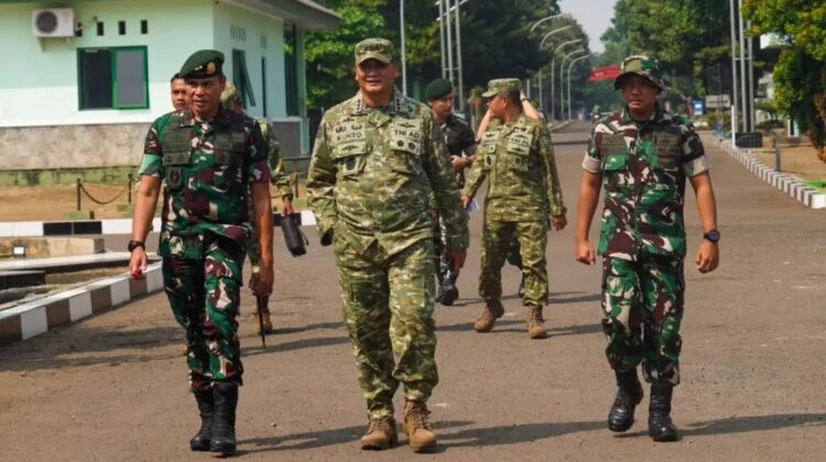 Pangdivif 1 Kostrad Dampingi Pangkogabwilhan I Tinjau Kesiapan Latihan Terintegrasi TNI TA 2026 di Yonif 328 Kostrad