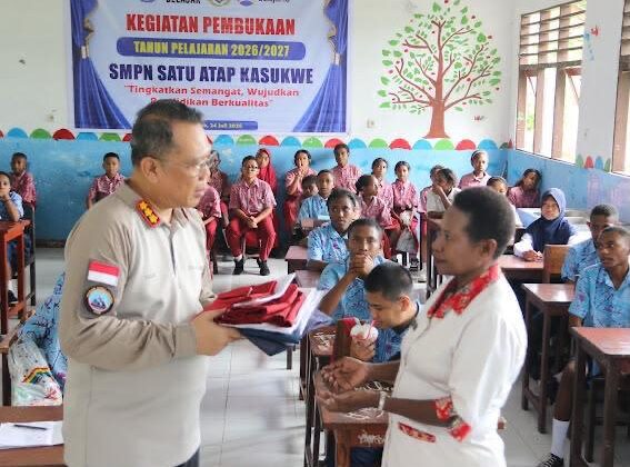 Satgas Ops Damai Cartenz Salurkan Bantuan Seragam Sekolah dan Berikan Edukasi Bahaya Narkoba dan Bijak Bermedia Sosial kepada Pelajar di Sarmi