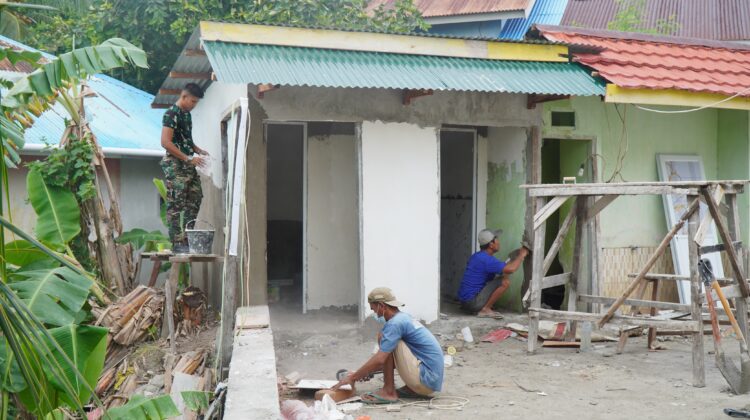 Kemanunggalan TNI dan Rakyat terjalin di Pembangunan MCK Masjid di Desa Umbele