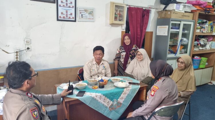 Perkuat Sinergi dengan Tokoh Masyarakat, Kanit Binmas dan Bhabinkamtibmas Karet Tengsin Sampaikan Pesan Cooling System