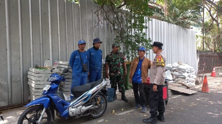 Bhabinkamtibmas Cikini Rangkul Warga dan Petugas SDA Lewat Jaga Jakarta On The Spot