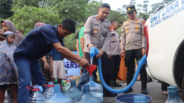 Polres Tangsel Salurkan Air Bersih untuk Warga Terdampak Kekeringan di Kranggan