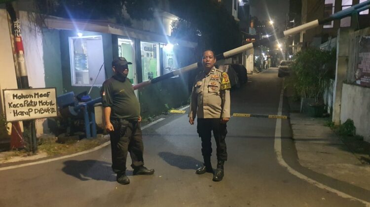 Patroli Jelang Malam Hari Bhabinkamtibmas Perkuat Satkamling dan Portalisasi” Cegah Curanmor di Pasar Baru