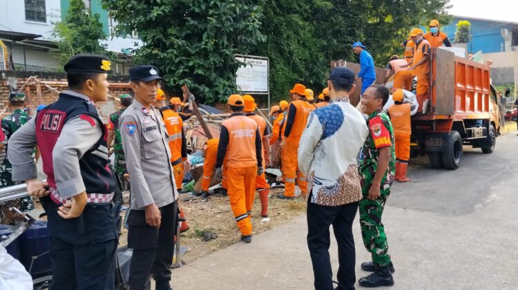Penertiban Bangunan Liar Hari Kedua di Bantaran Kali Sentiong Berlangsung Kondusif
