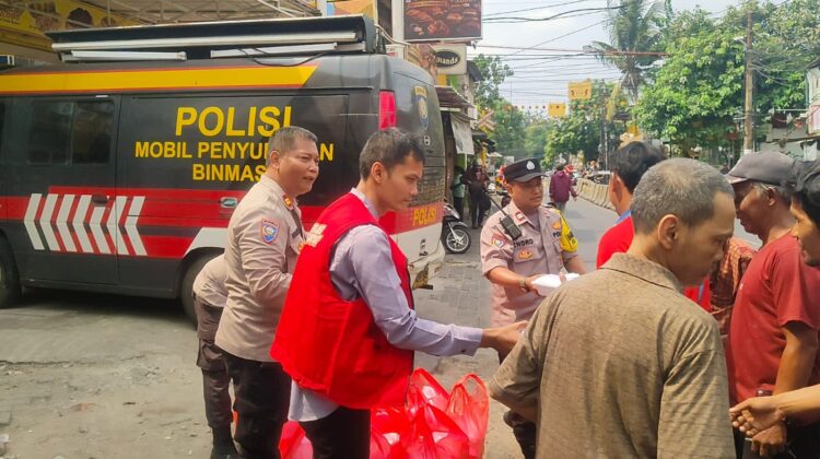 Satbinmas Polres Metro Jakarta Pusat Bagikan 200 Nasi Boks kepada Pekerja Sektor Informal di Kramat