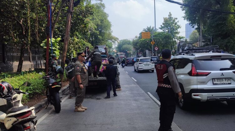 Unit Samapta Berikan Pengawasan Penertiban PKL dan Atur Lalu Lintas di Banteng Barat