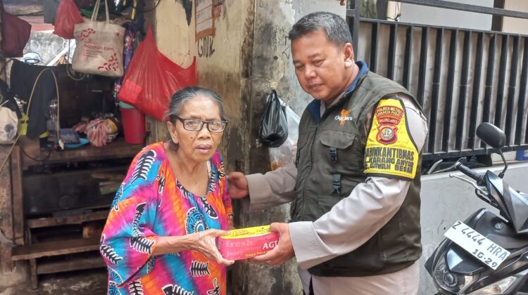 Kamis Berkah Polsek Sawah Besar, Bantu Janda dan Lansia di Karang Anyar