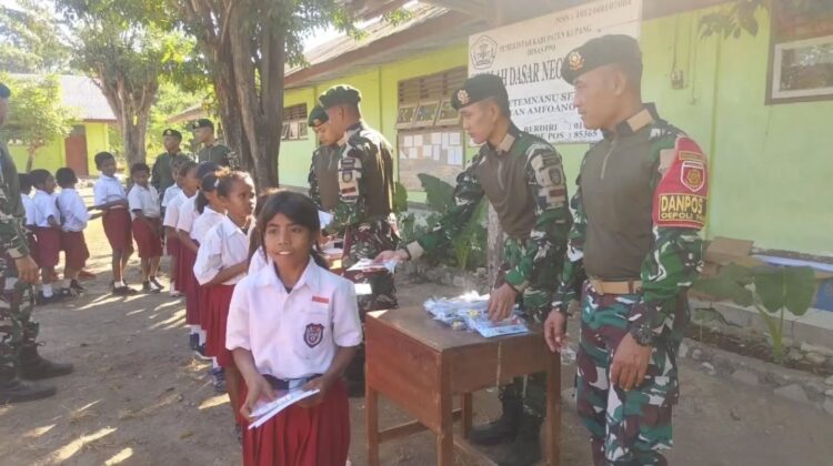 Peduli Pendidikan, Satgas Pamtas Yonarhanud 2 Kostrad Bagikan 500 Paket Buku dan Alat Tulis di Empat Sekolah Perbatasan