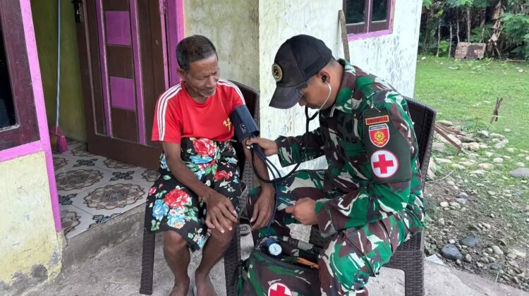 Yonarmed 12 Kostrad Perkuat Binter Humanis Melalui Pelayanan Kesehatan Keliling di Perbatasan