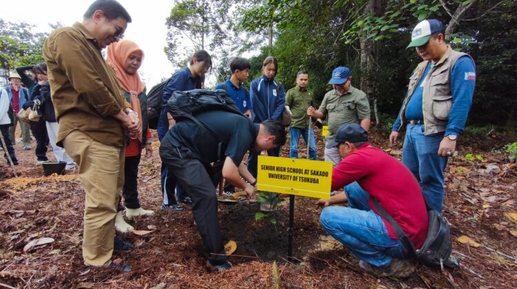 Sambut HKAN 2026, Belantara Foundation Dorong Aksi Iklim Generasi Muda Jepang Lewat Tanam Pohon di Tahura SSH, Riau
