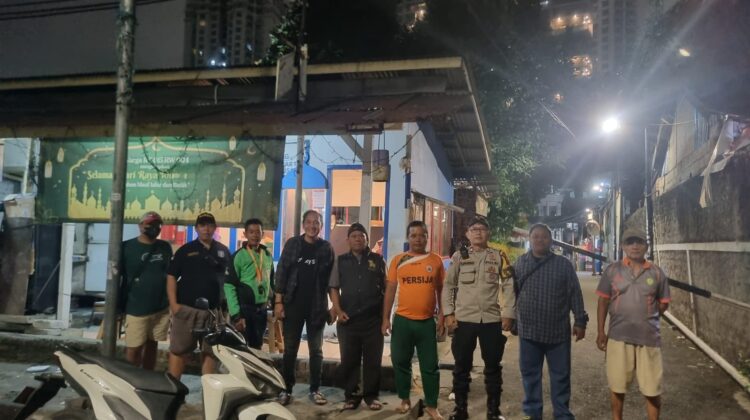 Malam Hari Tetap Siaga, Bhabinkamtibmas Karet Tengsin Bersama Warga Jaga Lingkungan Tetap Aman dan Kondusif