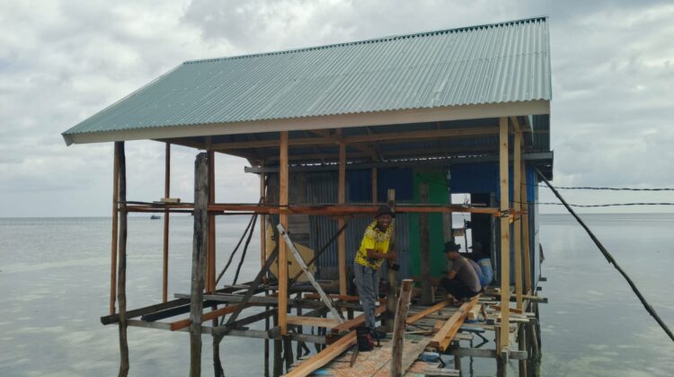 Pemasangan Gelagar Lantai, Renovasi RTLH Ibu Syamsiah Terus Berprogres