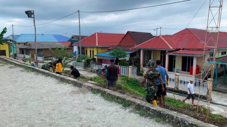 Semangat Gotong Royong Satgas TMMD dan Warga Bersihkan Lingkungan Desa Umbele