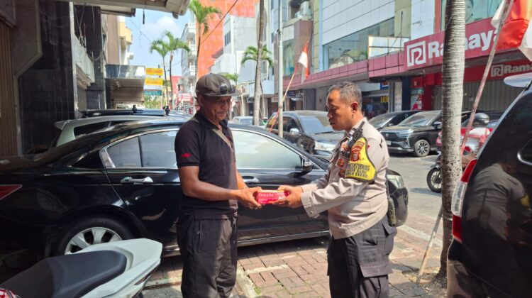 Polsek Sawah Besar Hadirkan Sabtu Berkah, Berbagi Makanan Siap Saji untuk Warga di Pasar Baru