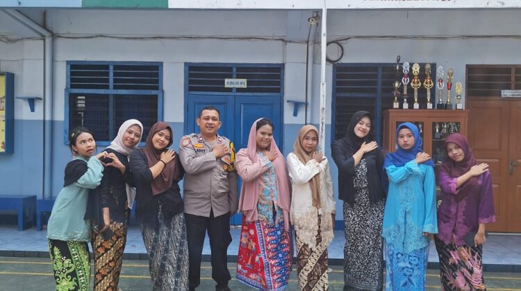 Bhabinkamtibmas Tanamkan Disiplin dan Semangat Kebangsaan Kepada Pelajar SMK Taman Siswa