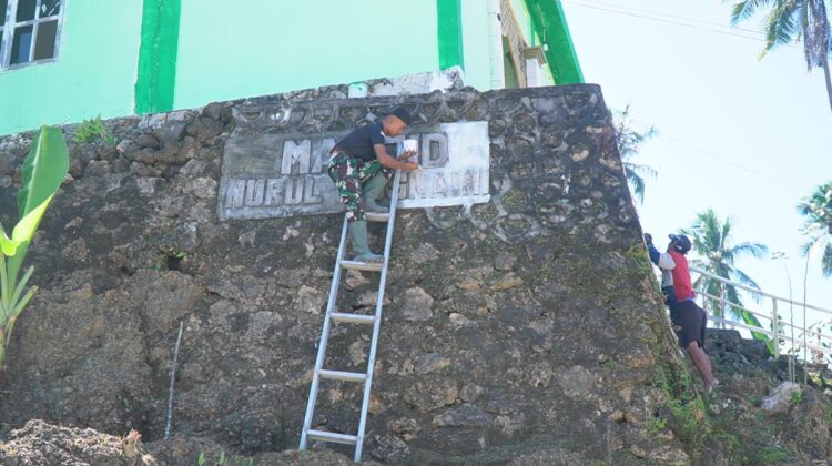 Pengecatan Masjid di Desa Polewali Terus Dikerjakan Satgas TMMD Ke-129