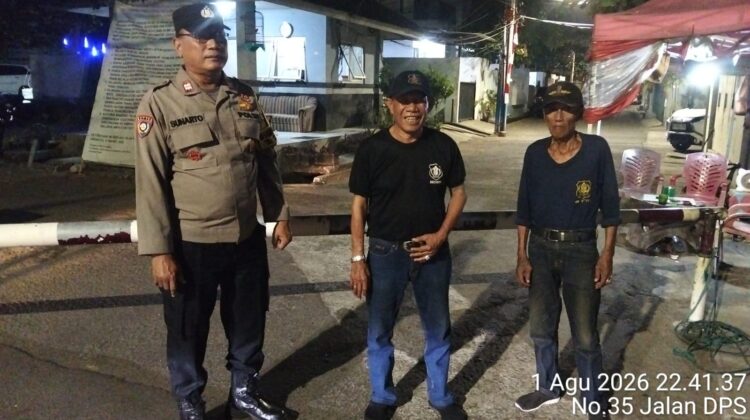 Patroli Malam Perkuat Poskamling, Bhabinkamtibmas Johar Baru Ingatkan Tamu Wajib Lapor 1×24 Jam