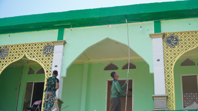 Pengecatan Masjid Desa Polewali Terus Dikebut Satgas TMMD Ke-129 Kodim 1311/Morowali