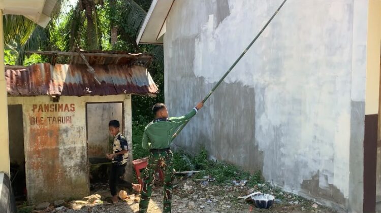 Satgas TMMD Bersama Masyarakat Laksanakan Pengecatan SDN Polewali