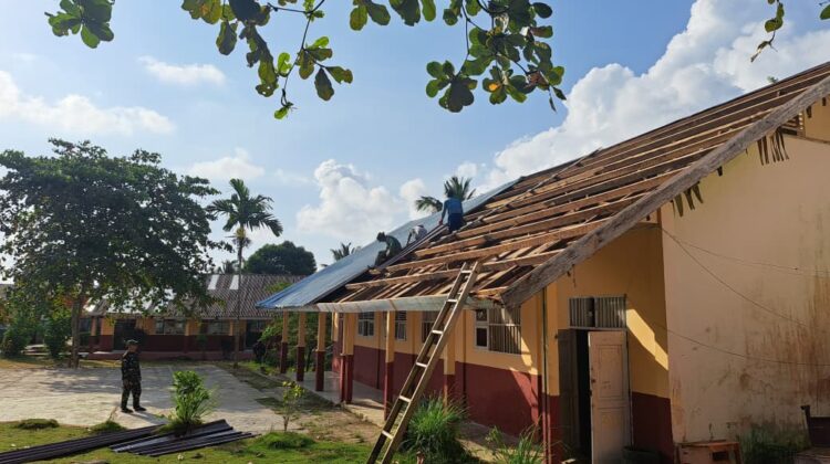Atap SMP Negeri Umbele Dibongkar Satgas TMMD, Awali Proses Rehabilitasi Sekolah