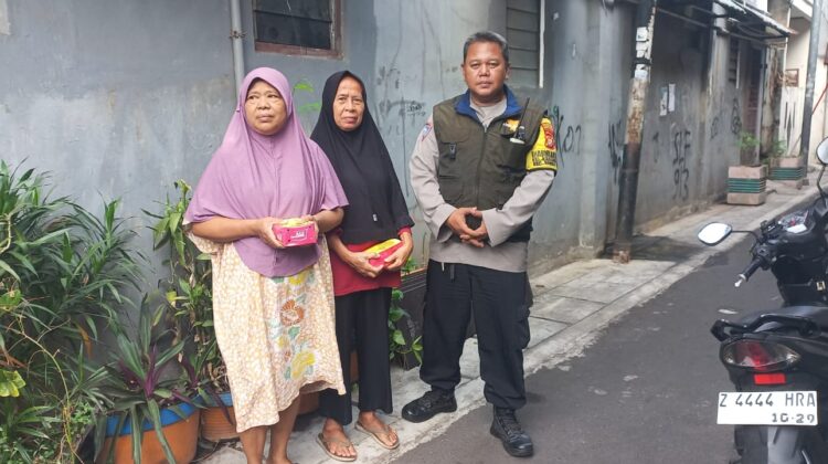 Polri Peduli, Bhabinkamtibmas Salurkan Makanan Siap Saji kepada Warga di Karang Anyar