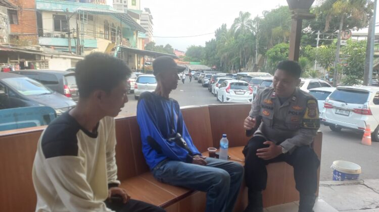 Patroli dan Sambang Satpam Rumah Susun RW 10, Bhabinkamtibmas Kebon Kacang Perkuat Sinergi dalam Menjaga Harkamtibmas