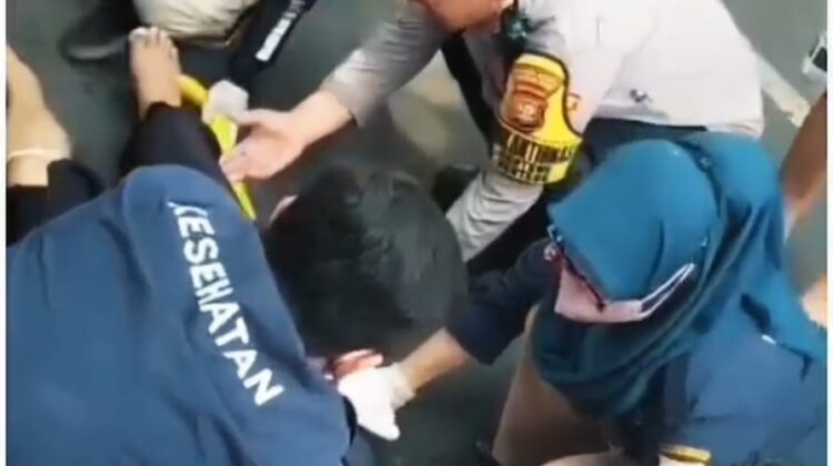 Gerak Cepat Personel Polsek Metro Menteng Selamatkan Korban Kecelakaan di Jalan Mangunsarkoro
