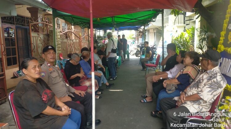 Bhabinkamtibmas Polsek Johar Baru Takziah ke Rumah Duka, Wujud Empati dan Kedekatan dengan Warga