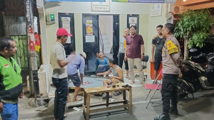 Jalin Kebersamaan dengan Warga, Bhabinkamtibmas Perkuat Satkamling di Kampung Rawa