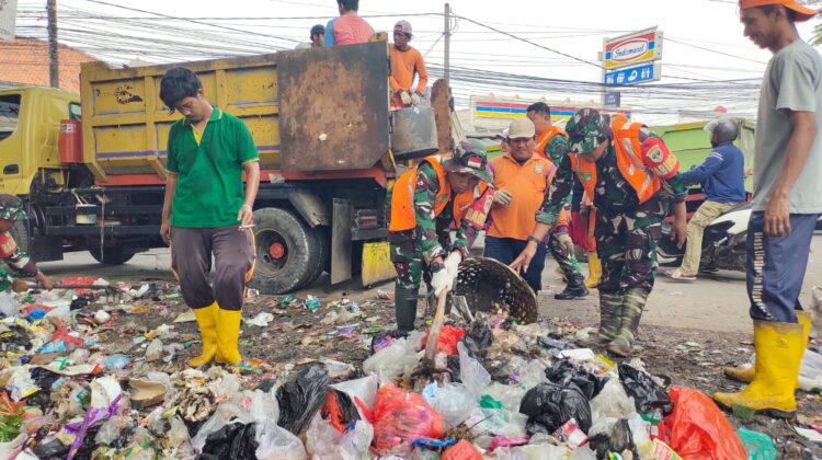 Satgas Sampah Kodim Tigaraksa Bersihkan Titik Penumpukan Sampah di Sepatan