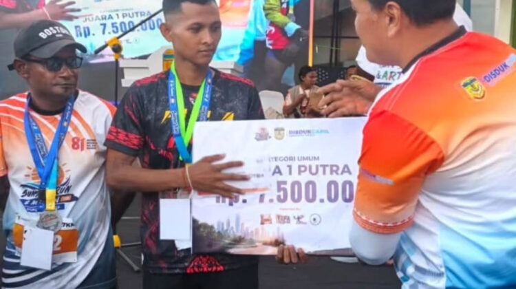 Pratu Supratmma Juarai DUKCAPIL Run 5K, Harumkan Nama Yonif Raider 754/ENK