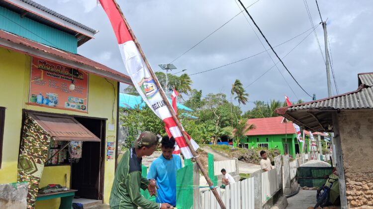 Semangat Gotong Royong Satgas TMMD bersama masyarakat Warnai Pengecatan Pagar di Desa Umbele Lama