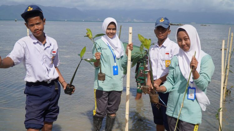 Siswa SMP Negeri 2 Umbele Antusias Ikuti Penanaman Mangrove Bersama Satgas TMMD Ke-129