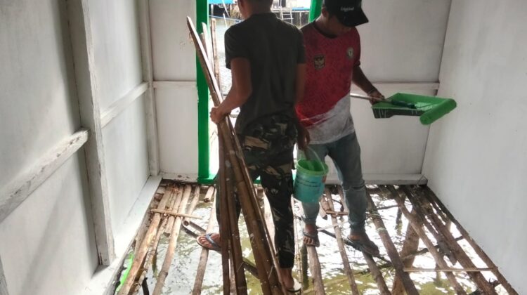 Satgas TMMD Bersama Masyarakat Pasang Gelagar Lantai RTLH Milik Bapak Nardianto