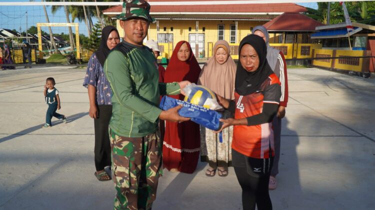 Satgas TMMD Serahkan Bantuan Sarana Olahraga kepada Ibu-Ibu PKK Desa Pulau Dua