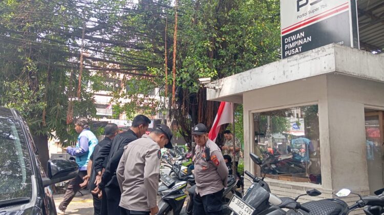 Polsek Metro Tanah Abang Laksanakan Pengamanan Aksi Unjuk Rasa di Kantor DPP PSI Secara Humanis dan Profesional