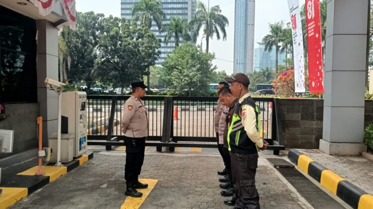Polsek Metro Tanah Abang Laksanakan Pengamanan Aksi Unjuk Rasa di Kantor Pusat Bank BNI Secara Humanis dan Profesional