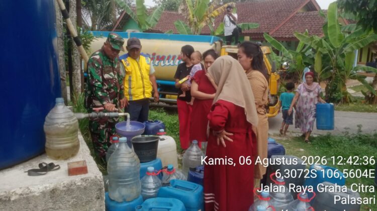 Babinsa Palasari Terjun Langsung Bantu Penyaluran Air Bersih Kepada Warga Terdampak Kekeringan