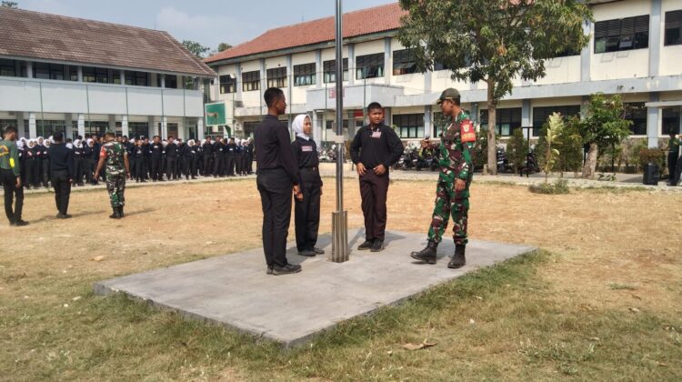 Babinsa Legok Bekali Materi Latdastar SMKN 12 Tangerang