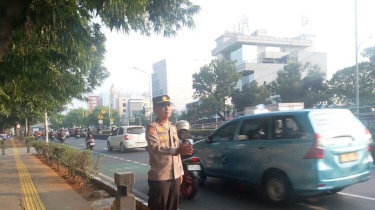 Personel Samapta Polsek Senen Intensifkan Pengaturan Lalu Lintas di Sejumlah Titik Rawan Kepadatan