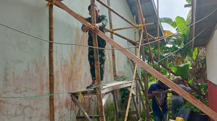 Satgas TMMD Ke-129 Bersama Warga Laksanakan Pemasangan Plafon SMP Negeri 2 Bungku Selatan