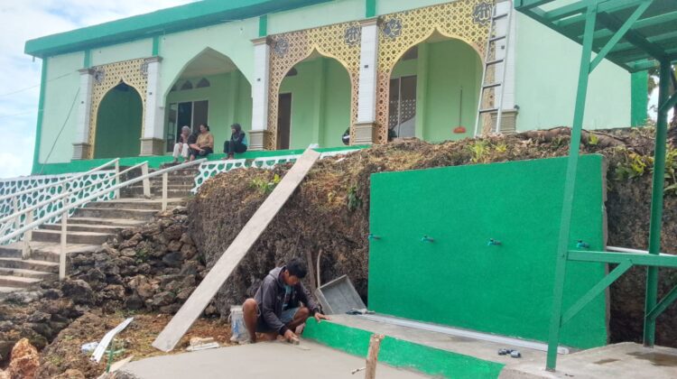Finishing Tempat Wudhu Tandai Kemajuan Program Manunggal Air di Desa Polewali oleh Satgas TMMD