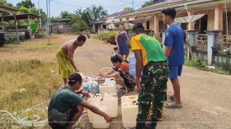 Satgas Yonarmed 13 Kostrad Salurkan 4.000 Liter Air Bersih untuk Warga Perbatasan