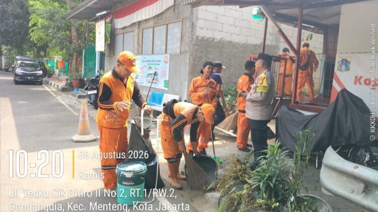Bhabinkamtibmas Gondangdia Bersama PPSU Gotong Royong Jaga Kebersihan dan Kamtibmas